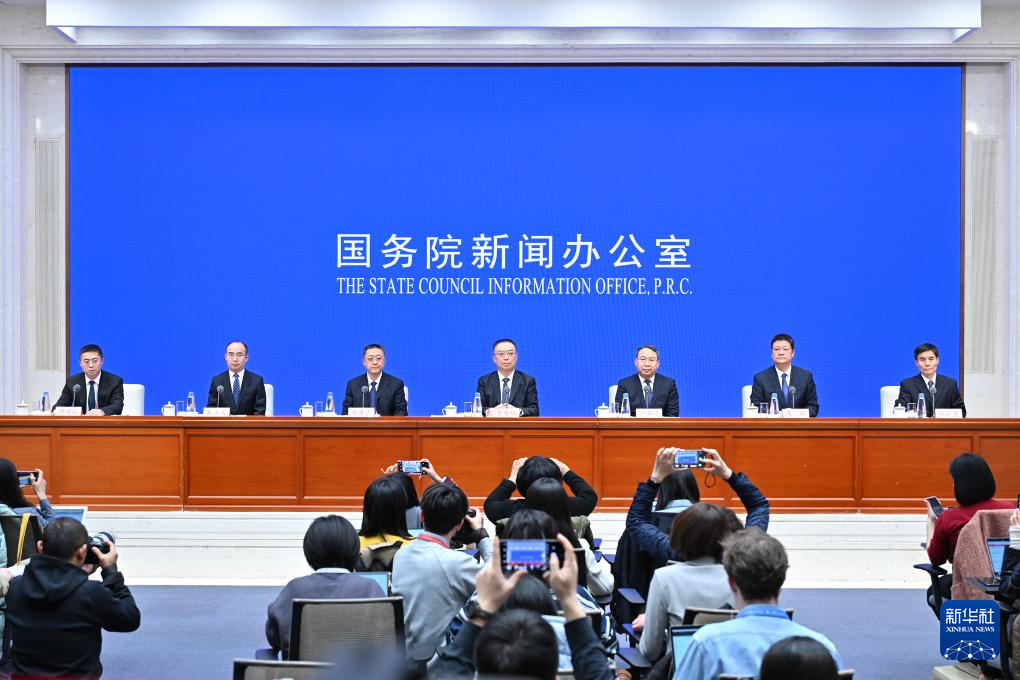 新华全媒+丨事关育儿、就业...