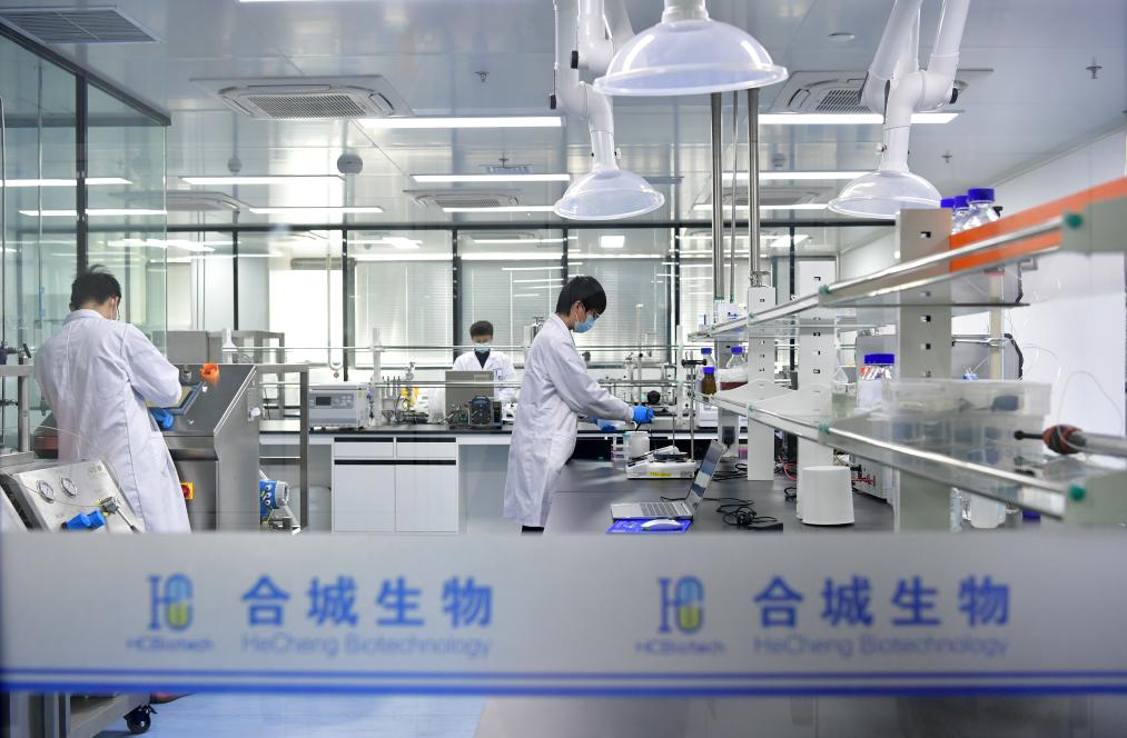 新华鲜报丨医药工业“链”上数智化！7部门发文释放新信号