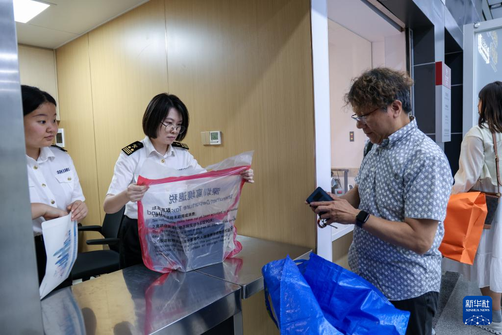  新华全媒+丨离境退税“一单一包”+“即买即退” 助推消费活力加速提升 来源：新华网 2025-05-01 21:12  4月30日在深圳万象城大疆门店拍摄的离境退税“一单一包”模式介绍。  近日，深圳推出离境退税“一单一包”便利化模式，在深圳万象城、深圳湾万象城及金光华广场等核心商圈启动试点，优化境外旅客购物退税流程。  “一单一包”是指“一张退税申请单对应一个商品密封包”。在购物环节，商店使用标准密封袋对退税商品进行打包，并与退税申请单一一对应；在出境环节，海关查验密封袋完整性后，依规验放，提升验核效率，大幅缩短旅客等待时间。  近期在全国推广的离境退税“即买即退”，是指在已实施离境退税政策的地区，境外旅客在“即买即退”商店购买退税物品时，签订协议书并办理信用卡预授权后，即可在该商店现场申领与退税款等额的人民币款项。  离境退税“一单一包”模式与已开展的“即买即退”政策叠加，进一步提升境外旅客消费便捷度，激发入境消费活力。  新华社记者 毛思倩 摄  4月30日，在深圳万象城的离境退税“即买即退”集中退付点，工作人员为旅客办理现场退税。  近日，深圳推出离境退税“一单一包”便利化模式，在深圳万象城、深圳湾万象城及金光华广场等核心商圈启动试点，优化境外旅客购物退税流程。  “一单一包”是指“一张退税申请单对应一个商品密封包”。在购物环节，商店使用标准密封袋对退税商品进行打包，并与退税申请单一一对应；在出境环节，海关查验密封袋完整性后，依规验放，提升验核效率，大幅缩短旅客等待时间。  近期在全国推广的离境退税“即买即退”，是指在已实施离境退税政策的地区，境外旅客在“即买即退”商店购买退税物品时，签订协议书并办理信用卡预授权后，即可在该商店现场申领与退税款等额的人民币款项。  离境退税“一单一包”模式与已开展的“即买即退”政策叠加，进一步提升境外旅客消费便捷度，激发入境消费活力。  新华社记者 毛思倩 摄  4月30日，在深圳万象城顺电门店，工作人员使用标准密封袋为顾客选购的电子产品进行离境退税“一单一包”打包。  近日，深圳推出离境退税“一单一包”便利化模式，在深圳万象城、深圳湾万象城及金光华广场等核心商圈启动试点，优化境外旅客购物退税流程。  “一单一包”是指“一张退税申请单对应一个商品密封包”。在购物环节，商店使用标准密封袋对退税商品进行打包，并与退税申请单一一对应；在出境环节，海关查验密封袋完整性后，依规验放，提升验核效率，大幅缩短旅客等待时间。  近期在全国推广的离境退税“即买即退”，是指在已实施离境退税政策的地区，境外旅客在“即买即退”商店购买退税物品时，签订协议书并办理信用卡预授权后，即可在该商店现场申领与退税款等额的人民币款项。  离境退税“一单一包”模式与已开展的“即买即退”政策叠加，进一步提升境外旅客消费便捷度，激发入境消费活力。  新华社记者 毛思倩 摄  4月30日，顾客在深圳万象城顺电门店挑选电子产品。  近日，深圳推出离境退税“一单一包”便利化模式，在深圳万象城、深圳湾万象城及金光华广场等核心商圈启动试点，优化境外旅客购物退税流程。  “一单一包”是指“一张退税申请单对应一个商品密封包”。在购物环节，商店使用标准密封袋对退税商品进行打包，并与退税申请单一一对应；在出境环节，海关查验密封袋完整性后，依规验放，提升验核效率，大幅缩短旅客等待时间。  近期在全国推广的离境退税“即买即退”，是指在已实施离境退税政策的地区，境外旅客在“即买即退”商店购买退税物品时，签订协议书并办理信用卡预授权后，即可在该商店现场申领与退税款等额的人民币款项。  离境退税“一单一包”模式与已开展的“即买即退”政策叠加，进一步提升境外旅客消费便捷度，激发入境消费活力。  新华社记者 毛思倩 摄  4月30日，在深圳文锦渡口岸，海关关员对离境旅客携带的“即买即退”商品进行验核。  近日，深圳推出离境退税“一单一包”便利化模式，在深圳万象城、深圳湾万象城及金光华广场等核心商圈启动试点，优化境外旅客购物退税流程。  “一单一包”是指“一张退税申请单对应一个商品密封包”。在购物环节，商店使用标准密封袋对退税商品进行打包，并与退税申请单一一对应；在出境环节，海关查验密封袋完整性后，依规验放，提升验核效率，大幅缩短旅客等待时间。  近期在全国推广的离境退税“即买即退”，是指在已实施离境退税政策的地区，境外旅客在“即买即退”商店购买退税物品时，签订协议书并办理信用卡预授权后，即可在该商店现场申领与退税款等额的人民币款项。  离境退税“一单一包”模式与已开展的“即买即退”政策叠加，进一步提升境外旅客消费便捷度，激发入境消费活力。  新华社记者 毛思倩 摄  4月30日，在深圳文锦渡口岸，海关关员检查旅客携带的离境退税“一单一包”商品密封袋完整性。新华社记者 毛思倩 摄