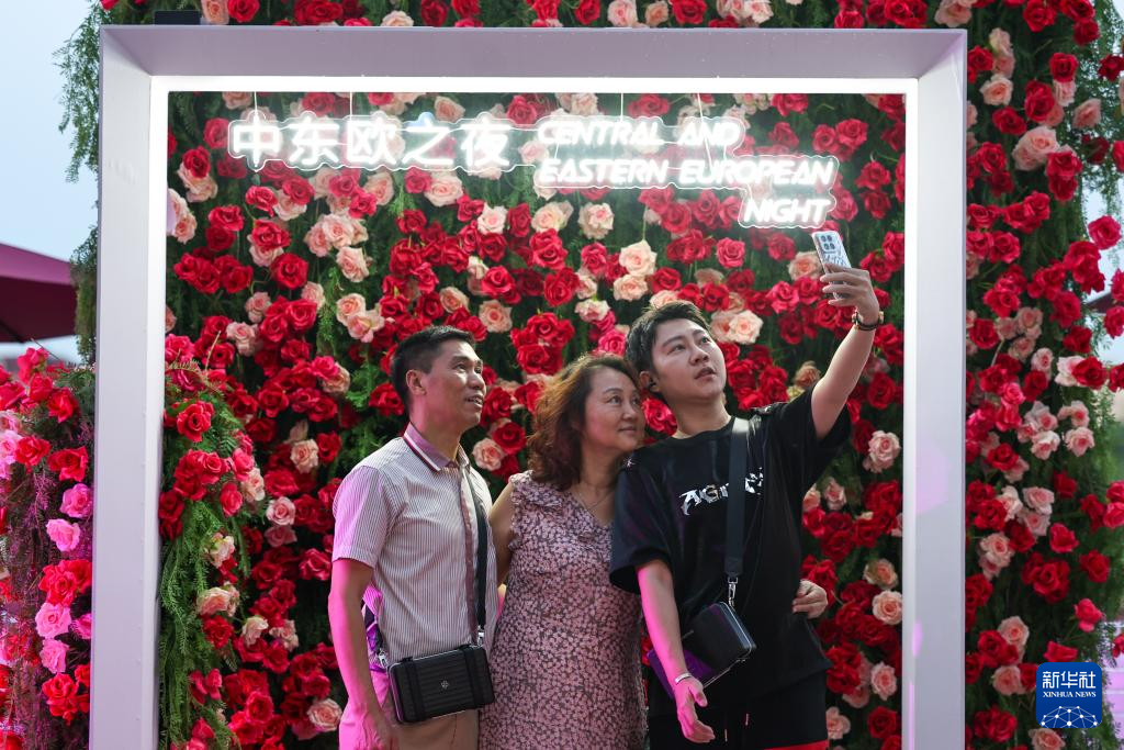 5月21日，宁波市民在活动现场合影留念。新华社记者 江汉 摄